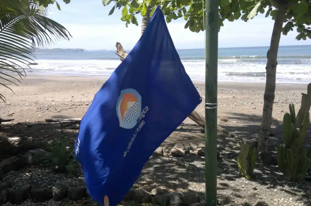 Bandera azul ecológica, en playa de Costa Rica