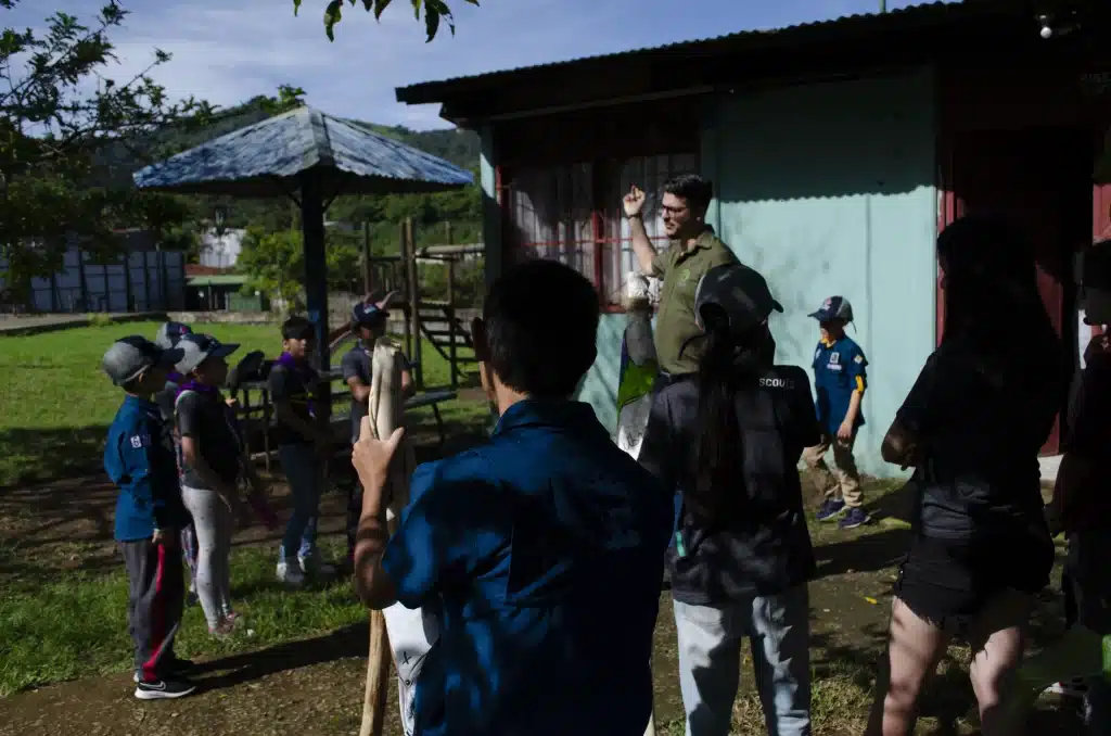 Jóvenes recibiendo una capacitación sobre educación ambiental