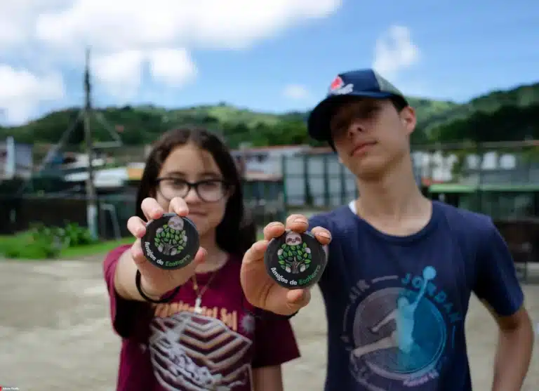 dos jovenes mostrando un broche de ecotierra
