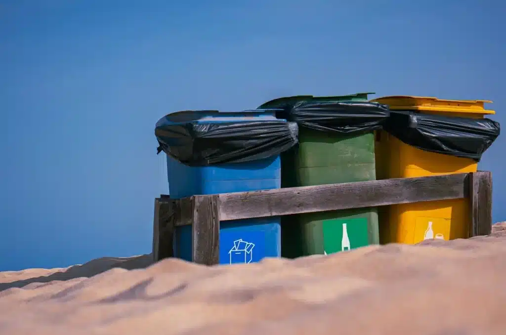 Basureros de reciclaje en la playa