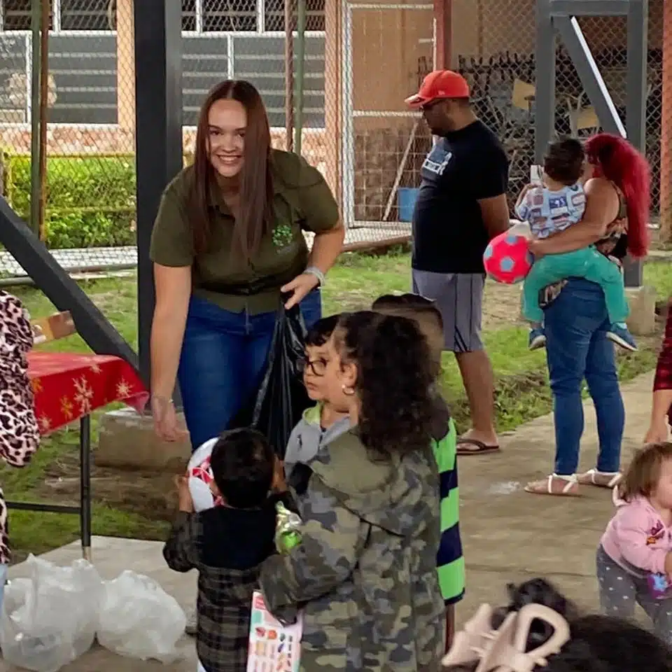 Mujer adulta dando servicio comunitario